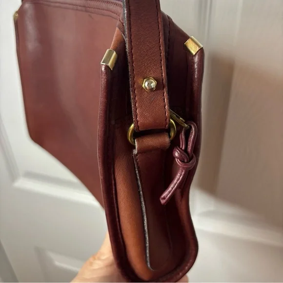 Etienne Aigner Deep Brown Leather Vintage Shoulder Bag Zip Closure Gold Accents - Picture 4 of 12